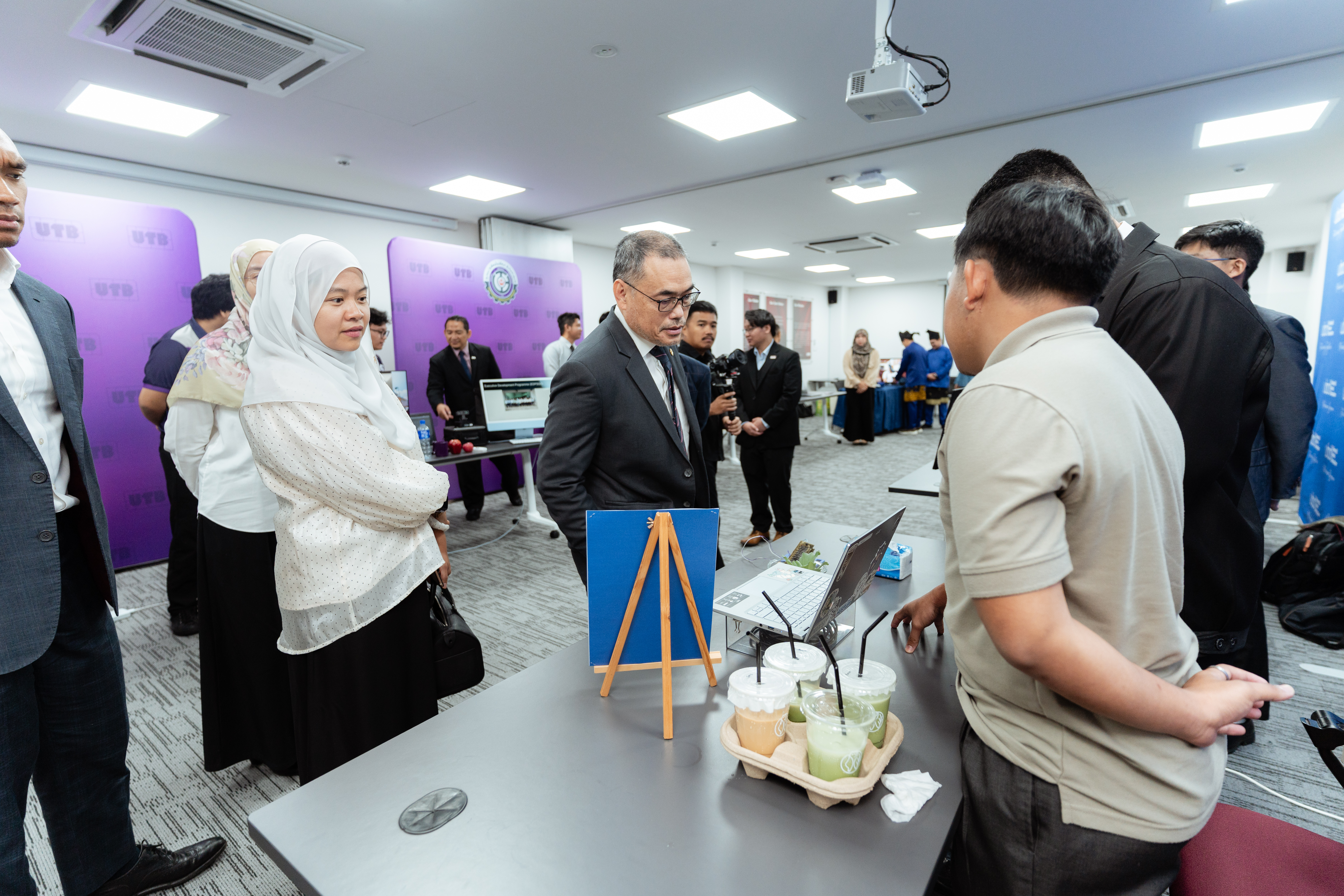 GOH and other guests touring the Innovation Marketplace.