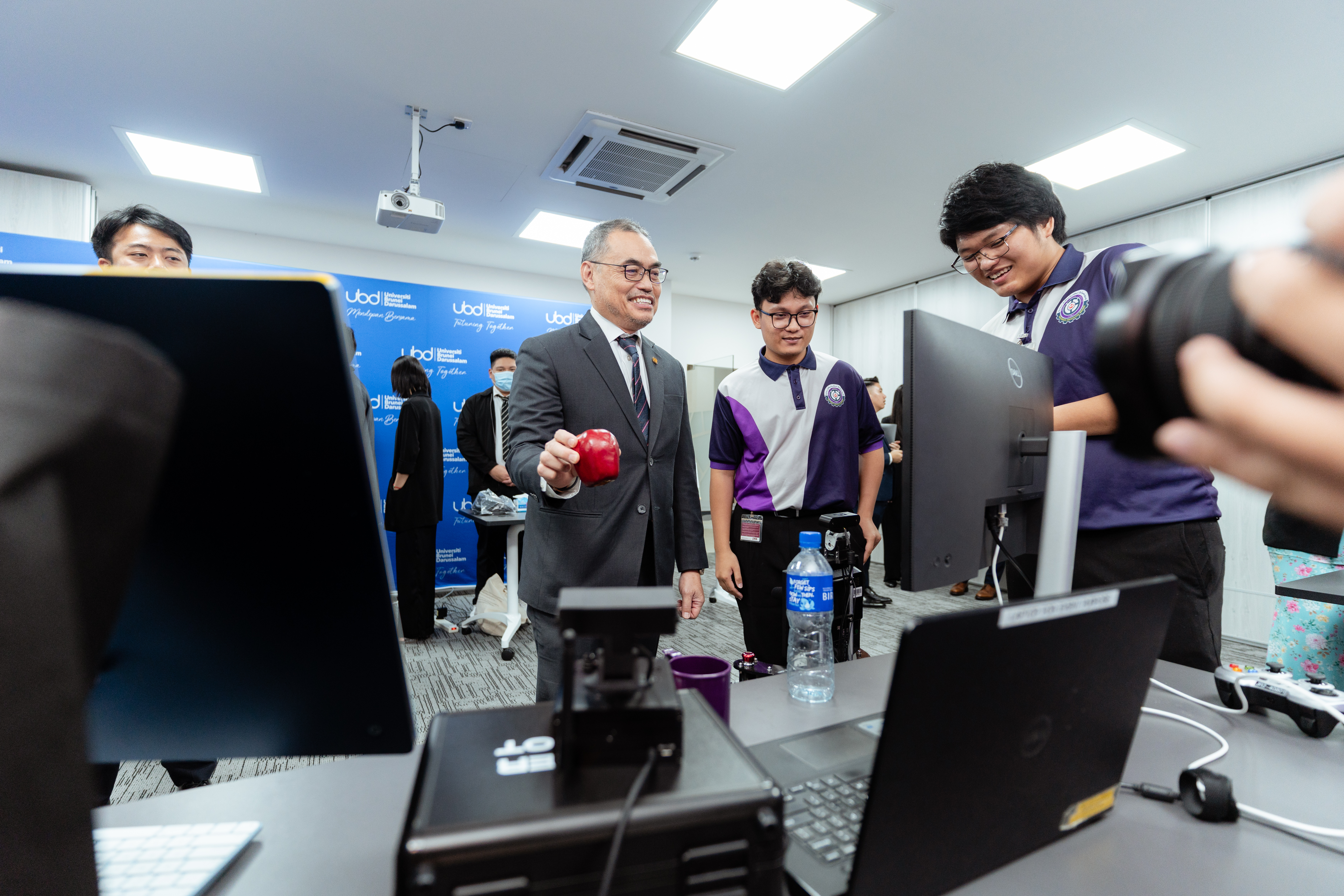 GOH touring the Innovation Marketplace.