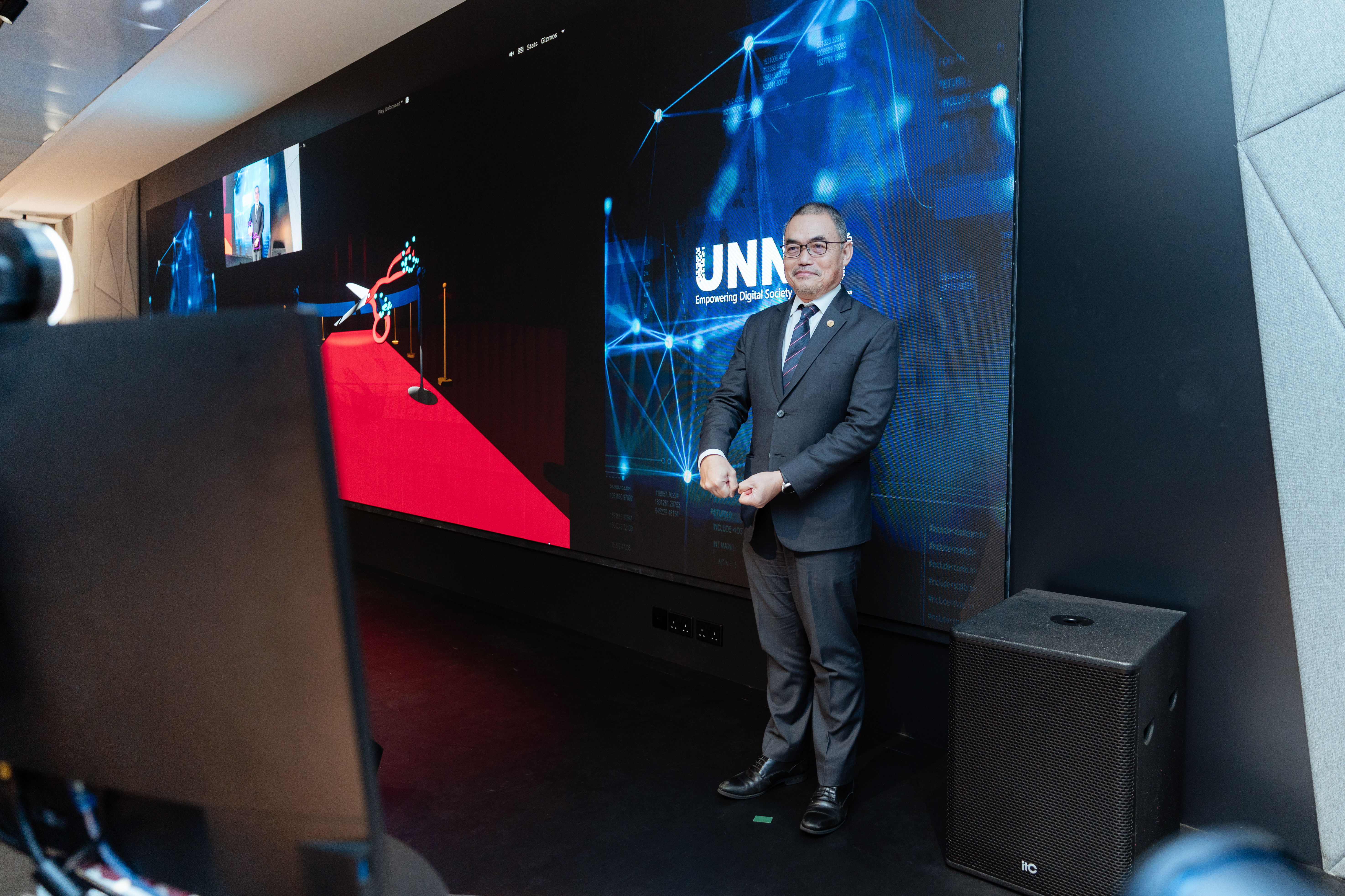GOH YM Dato Paduka Seri Awg Haji Khairuddin digitally cutting the ribbon to officiate the launch of UNN Digital Service Lab.