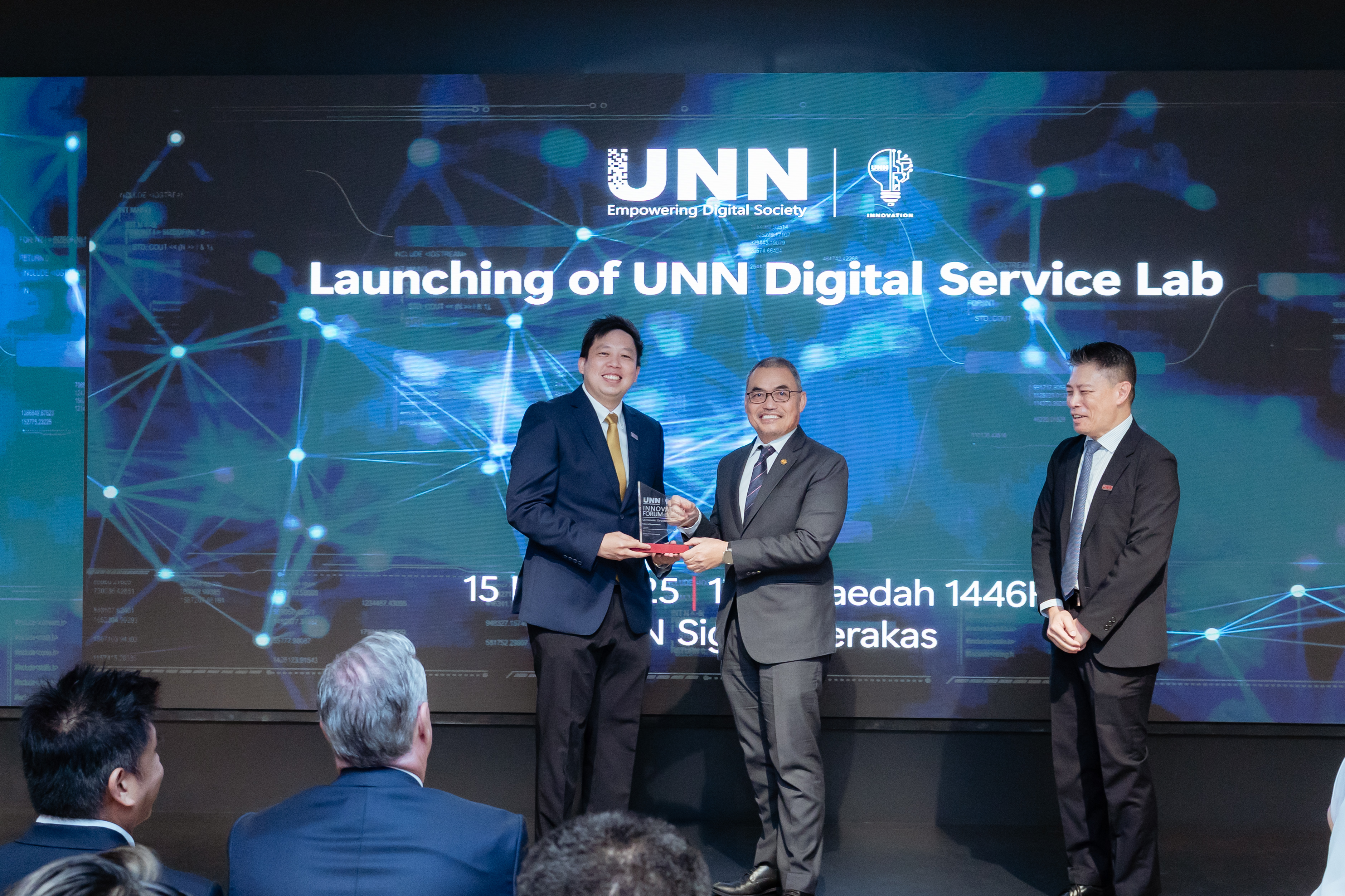 UNN VP Digital Innovation Woo Chang Huei presenting token of appreciation to YM Dato Paduka Seri Awg Haji Khairuddin, overseen by UNN ACEO Chris Phan.