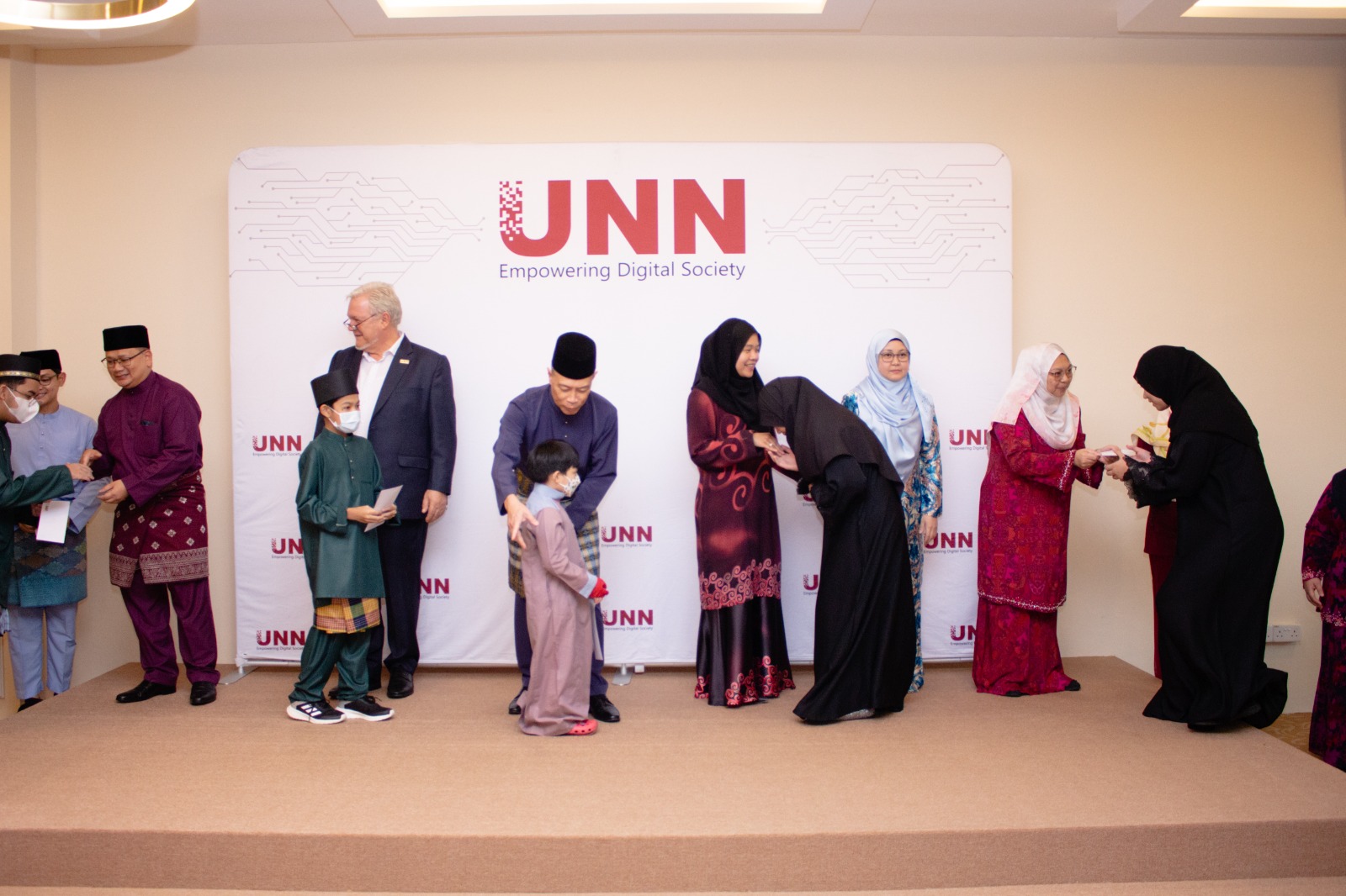 118 orphans receive Hari Raya vouchers totaling B$5,900 from UNN.